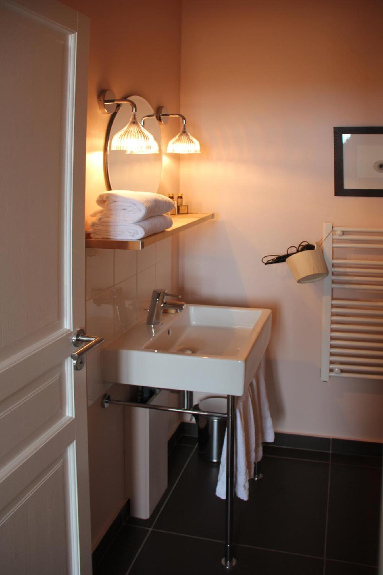Hotel Courtille De Solutre Экстерьер фото