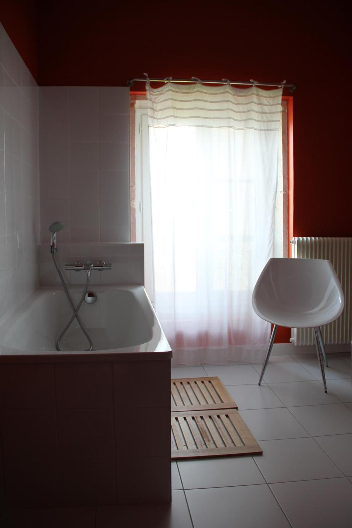 Hotel Courtille De Solutre Экстерьер фото